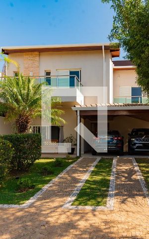 Casa de condomínio à venda com 268m², 3 quartos e 4 vagas Casa de condomínio à venda com 268m², 3 quartos e 4 vagasFachada