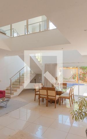 Casa de condomínio à venda com 268m², 3 quartos e 4 vagas Casa de condomínio à venda com 268m², 3 quartos e 4 vagasSala