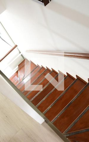 Casa de condomínio para alugar com 90m², 3 quartos e 2 vagasEscadas