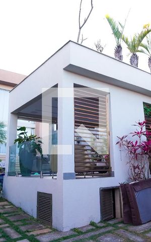 Casa à venda com 267m², 3 quartos e 4 vagas Casa à venda com 267m², 3 quartos e 4 vagasÁrea externa