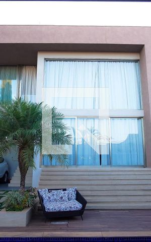 Casa à venda com 267m², 3 quartos e 4 vagas Casa à venda com 267m², 3 quartos e 4 vagasFachada de Dia