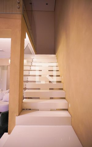 Casa à venda com 267m², 3 quartos e 4 vagas Casa à venda com 267m², 3 quartos e 4 vagasEscada
