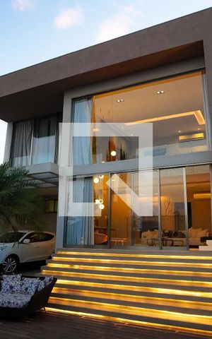 Casa à venda com 267m², 3 quartos e 4 vagas Casa à venda com 267m², 3 quartos e 4 vagasFachada Noite