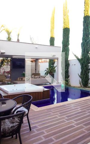 Casa à venda com 267m², 3 quartos e 4 vagas Casa à venda com 267m², 3 quartos e 4 vagasÁrea externa