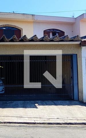 Casa à venda com 116m², 3 quartos e 2 vagas Casa à venda com 116m², 3 quartos e 2 vagasFachada