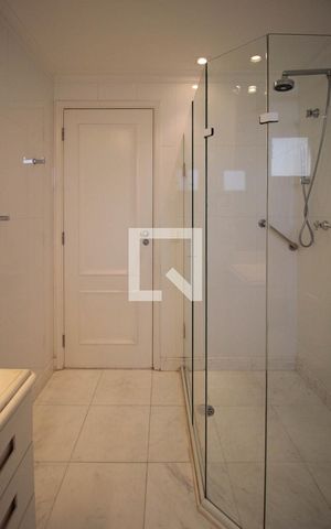 Apartamento à venda com 334m², 4 quartos e 6 vagas Apartamento à venda com 334m², 4 quartos e 6 vagasBanheiro da Suíte 4