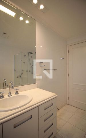 Apartamento à venda com 334m², 4 quartos e 6 vagas Apartamento à venda com 334m², 4 quartos e 6 vagasBanheiro da Suíte 4