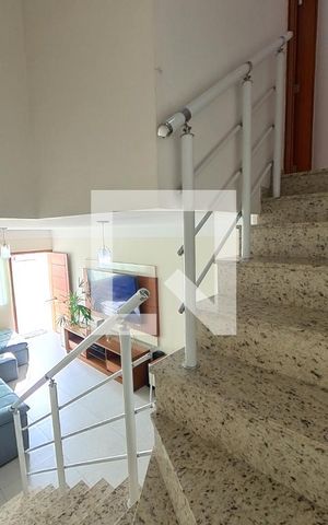 Casa à venda com 150m², 3 quartos e 3 vagas Casa à venda com 150m², 3 quartos e 3 vagasEscadas Sala