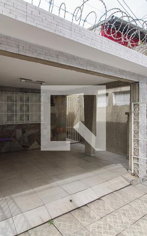 Casa à venda com 96m², 2 quartos e 2 vagas Casa à venda com 96m², 2 quartos e 2 vagasFachada