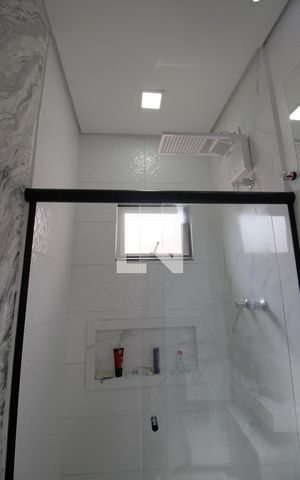 Casa de condomínio para alugar com 230m², 3 quartos e 4 vagasBanheiro da Suíte 2