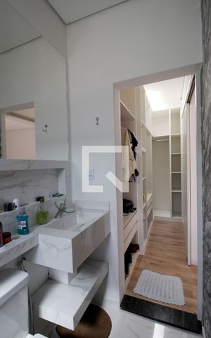 Casa de condomínio para alugar com 230m², 3 quartos e 4 vagasBanheiro da Suíte 2