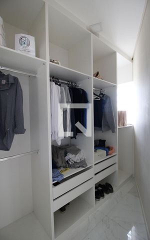 Casa de condomínio para alugar com 230m², 3 quartos e 4 vagasCloset da Suíte 1