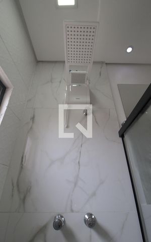 Casa de condomínio para alugar com 230m², 3 quartos e 4 vagasBanheiro da Suíte 2