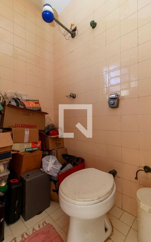 Casa à venda com 147m², 4 quartos e 4 vagas Casa à venda com 147m², 4 quartos e 4 vagasEdícula - Banheiro