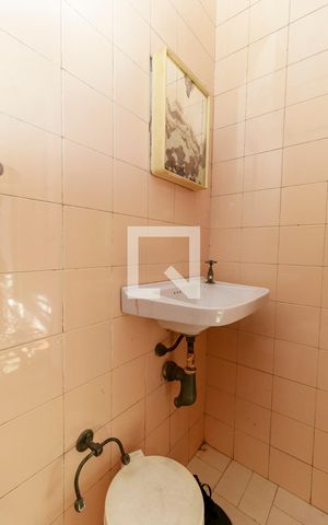 Casa à venda com 147m², 4 quartos e 4 vagas Casa à venda com 147m², 4 quartos e 4 vagasEdícula - Banheiro