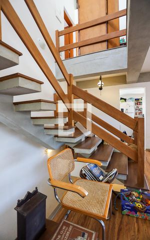 Casa de condomínio para alugar com 250m², 4 quartos e 4 vagas Casa de condomínio para alugar com 250m², 4 quartos e 4 vagasSala - Escada