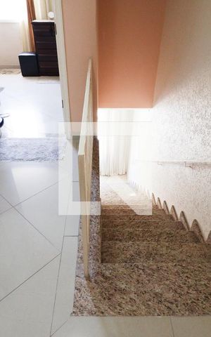 Casa à venda com 250m², 2 quartos e 2 vagasEscada