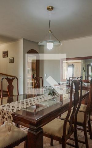 Casa à venda com 400m², 5 quartos e 4 vagas Casa à venda com 400m², 5 quartos e 4 vagasSala