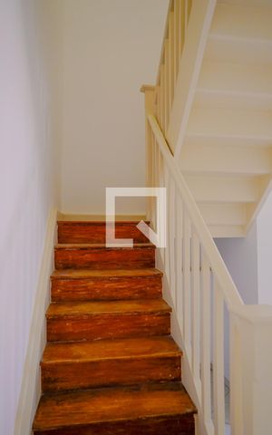 Casa à venda com 120m², 2 quartos e sem vaga Casa à venda com 120m², 2 quartos e sem vagaEscadas para os quartos