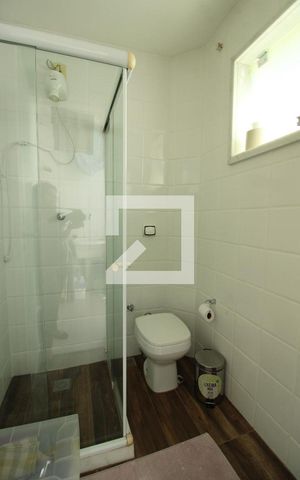 Casa de condomínio à venda com 240m², 3 quartos e 2 vagasBanheiro de serviço