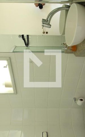 Casa de condomínio à venda com 240m², 3 quartos e 2 vagasBanheiro de serviço