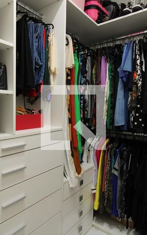 Casa de condomínio à venda com 240m², 3 quartos e 2 vagasCloset