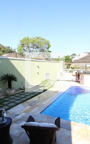 Casa de condomínio à venda com 240m², 3 quartos e 2 vagasÁrea Externa - Piscina