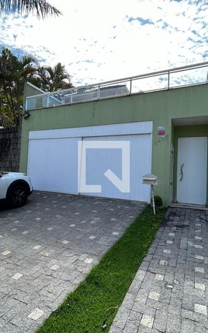 Casa de condomínio à venda com 240m², 3 quartos e 2 vagas Casa de condomínio à venda com 240m², 3 quartos e 2 vagasEntrada