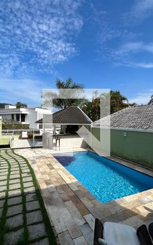 Casa de condomínio à venda com 240m², 3 quartos e 2 vagas Casa de condomínio à venda com 240m², 3 quartos e 2 vagasÁrea Externa - Piscina