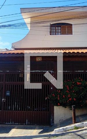 Casa à venda com 230m², 3 quartos e 3 vagas Casa à venda com 230m², 3 quartos e 3 vagasFachada