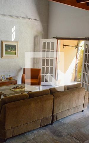 Casa à venda com 320m², 6 quartos e 3 vagas Casa à venda com 320m², 6 quartos e 3 vagasSala
