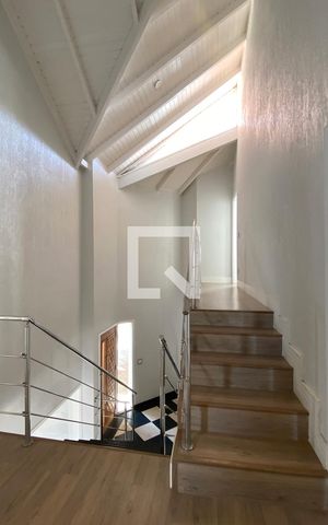 Casa de condomínio à venda com 533m², 4 quartos e 4 vagasEscada