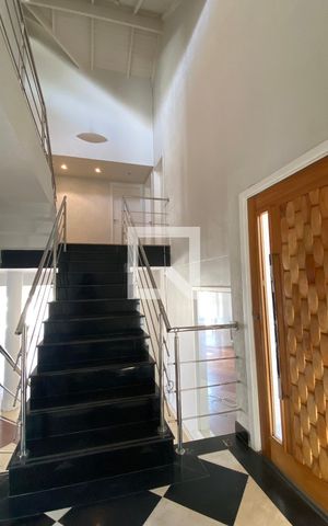 Casa de condomínio à venda com 533m², 4 quartos e 4 vagasEscada
