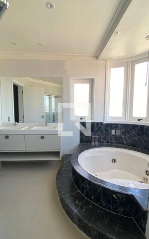 Casa de condomínio à venda com 533m², 4 quartos e 4 vagasBanheiro da Suíte 1