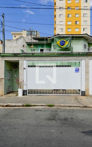 Casa à venda com 210m², 3 quartos e 4 vagas Casa à venda com 210m², 3 quartos e 4 vagasFachada