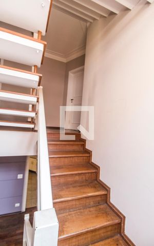 Apartamento para alugar com 349m², 4 quartos e 4 vagas Apartamento para alugar com 349m², 4 quartos e 4 vagasEscada