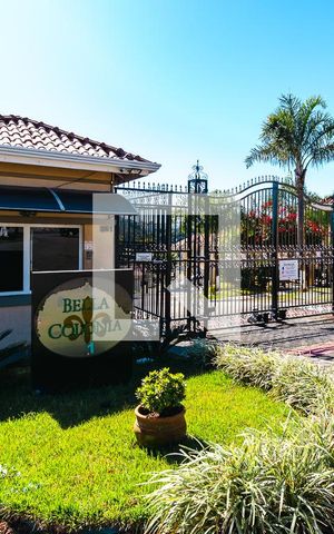 Casa de condomínio à venda com 72m², 2 quartos e 1 vagaFachada e portaria