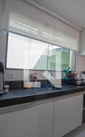 Casa à venda com 400m², 4 quartos e 2 vagas Casa à venda com 400m², 4 quartos e 2 vagasCozinha