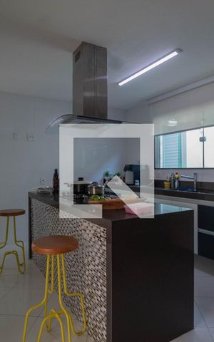 Casa à venda com 400m², 4 quartos e 2 vagas Casa à venda com 400m², 4 quartos e 2 vagasCozinha