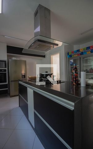 Casa à venda com 400m², 4 quartos e 2 vagas Casa à venda com 400m², 4 quartos e 2 vagasCozinha
