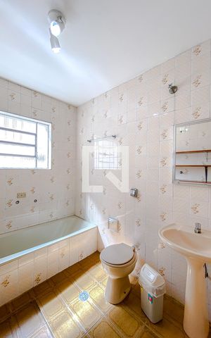 Casa para alugar com 300m², 4 quartos e 3 vagasBanheiro (Casa 2)