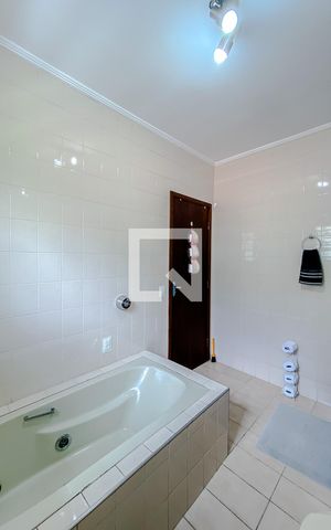 Casa para alugar com 300m², 4 quartos e 3 vagasBanheiro da Suíte