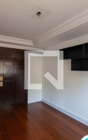 Apartamento à venda com 213m², 3 quartos e 4 vagas Apartamento à venda com 213m², 3 quartos e 4 vagasEscritório