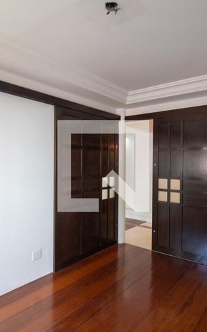 Apartamento à venda com 213m², 3 quartos e 4 vagas Apartamento à venda com 213m², 3 quartos e 4 vagasEscritório