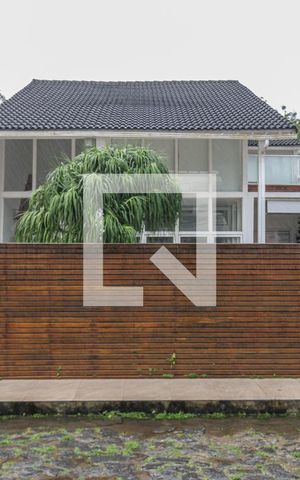 Casa de condomínio à venda com 178m², 3 quartos e 2 vagas Casa de condomínio à venda com 178m², 3 quartos e 2 vagasFachada