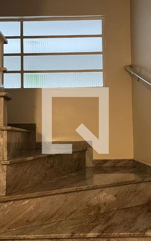 Casa à venda com 270m², 3 quartos e 2 vagas Casa à venda com 270m², 3 quartos e 2 vagasEscada