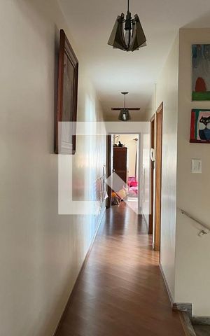 Casa à venda com 270m², 3 quartos e 2 vagas Casa à venda com 270m², 3 quartos e 2 vagasCorredor
