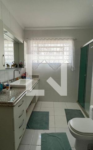 Casa à venda com 270m², 3 quartos e 2 vagas Casa à venda com 270m², 3 quartos e 2 vagasBanheiro Social