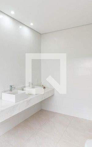 Casa de condomínio à venda com 810m², 4 quartos e 4 vagas Casa de condomínio à venda com 810m², 4 quartos e 4 vagasBanheiro da Suíte