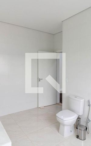 Casa de condomínio à venda com 810m², 4 quartos e 4 vagas Casa de condomínio à venda com 810m², 4 quartos e 4 vagasBanheiro da Suíte
